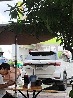 พาลูกค้ามาทานข้าวจอดรถstand by