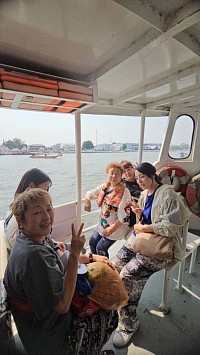 พาลูกค้านั่งเรือข้ามฟากไปฝั่งวัดอรุณ