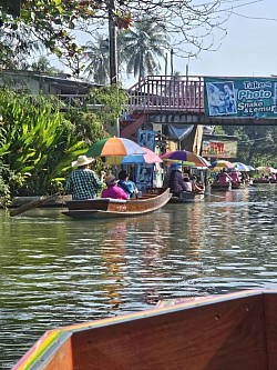 ลูกค้าชาวญี่ปุ่นนั่งเรือไปเที่ยวตลาดน้ำดำเนินสะดวก